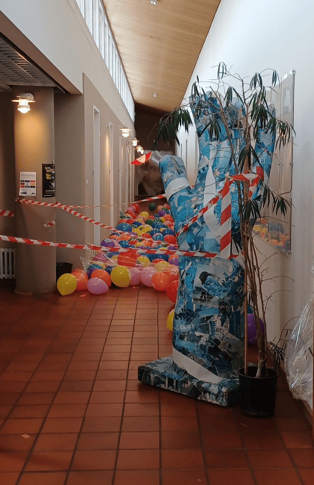 Der Verwaltungstrakt, gefüllt voller Luftballons.
