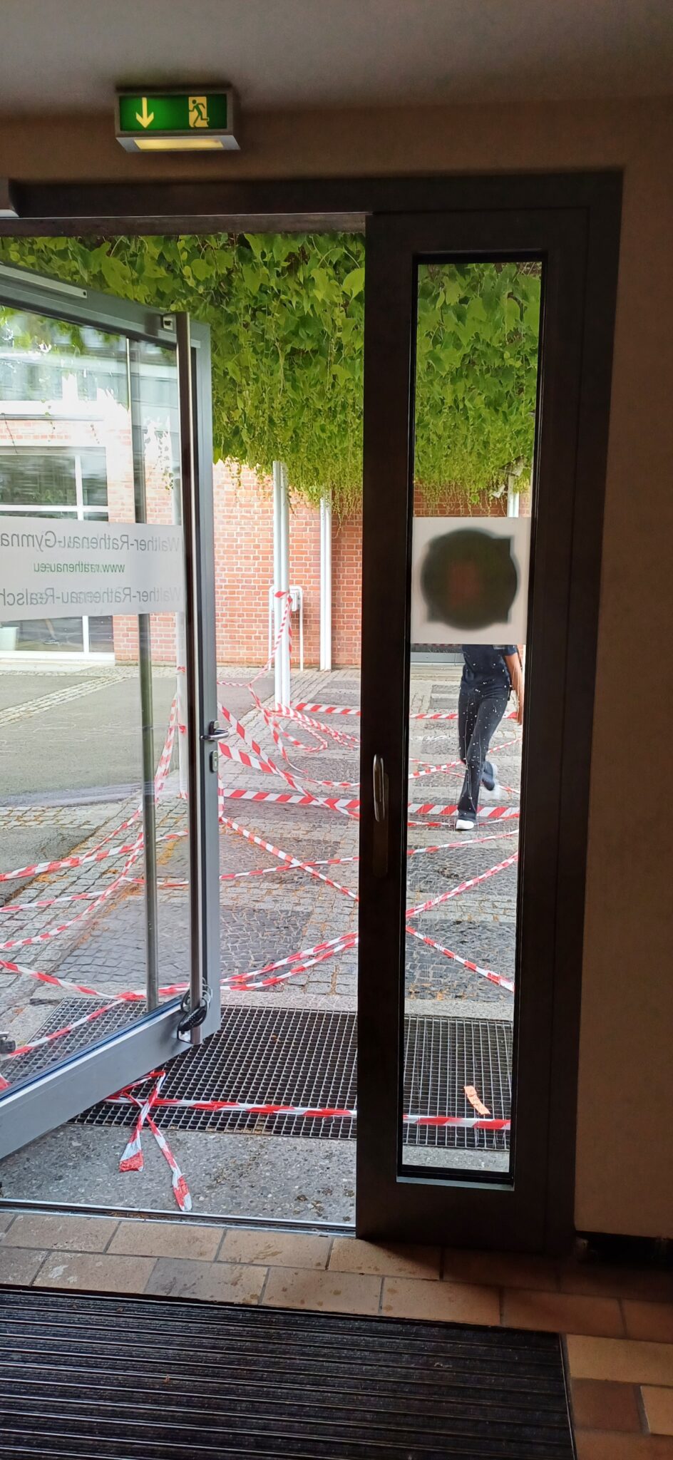 Der Nebeneingang, wieder benutzbar.
