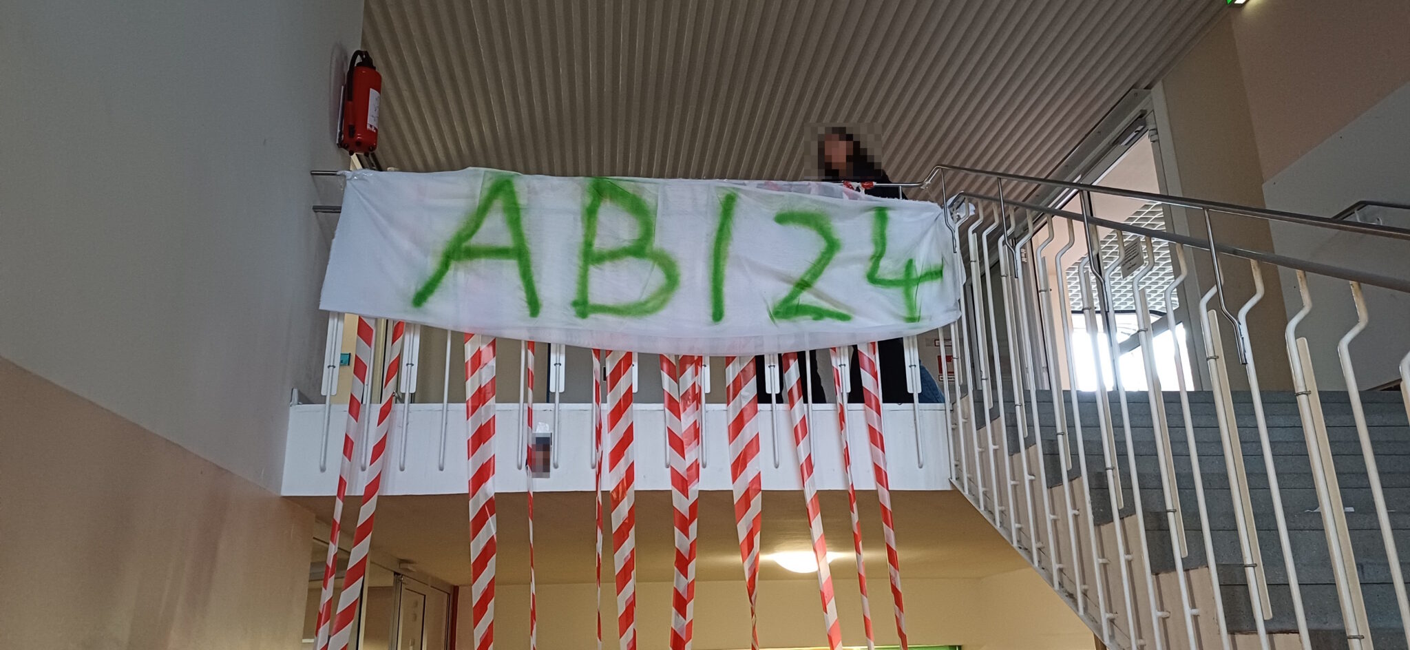 "ABI 24" am Geländer der B-Treppe.