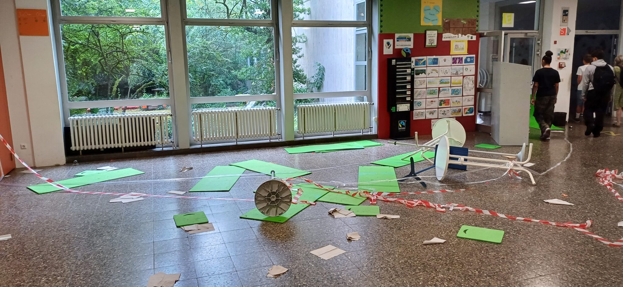 Verwüstung in der Aula.