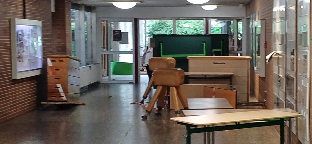 Sportgeräte im Aulagang.