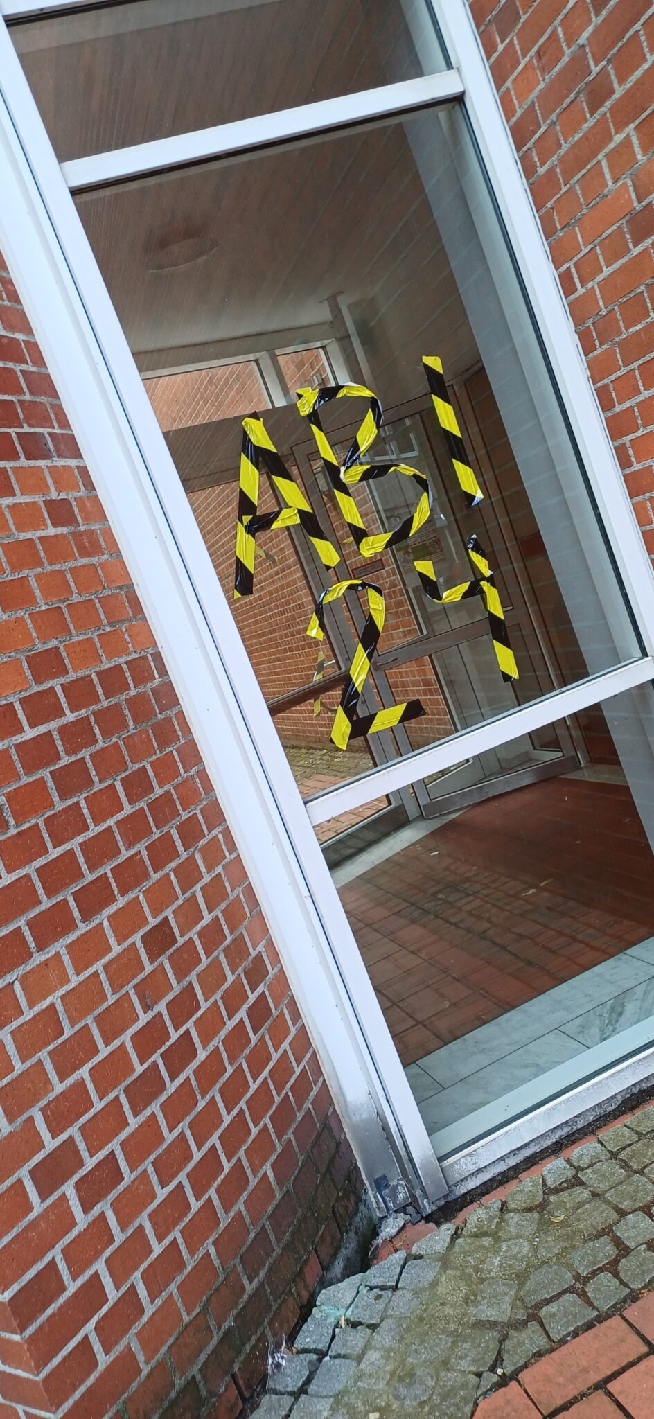 "ABI 24" mit Absperrband am Fenster.