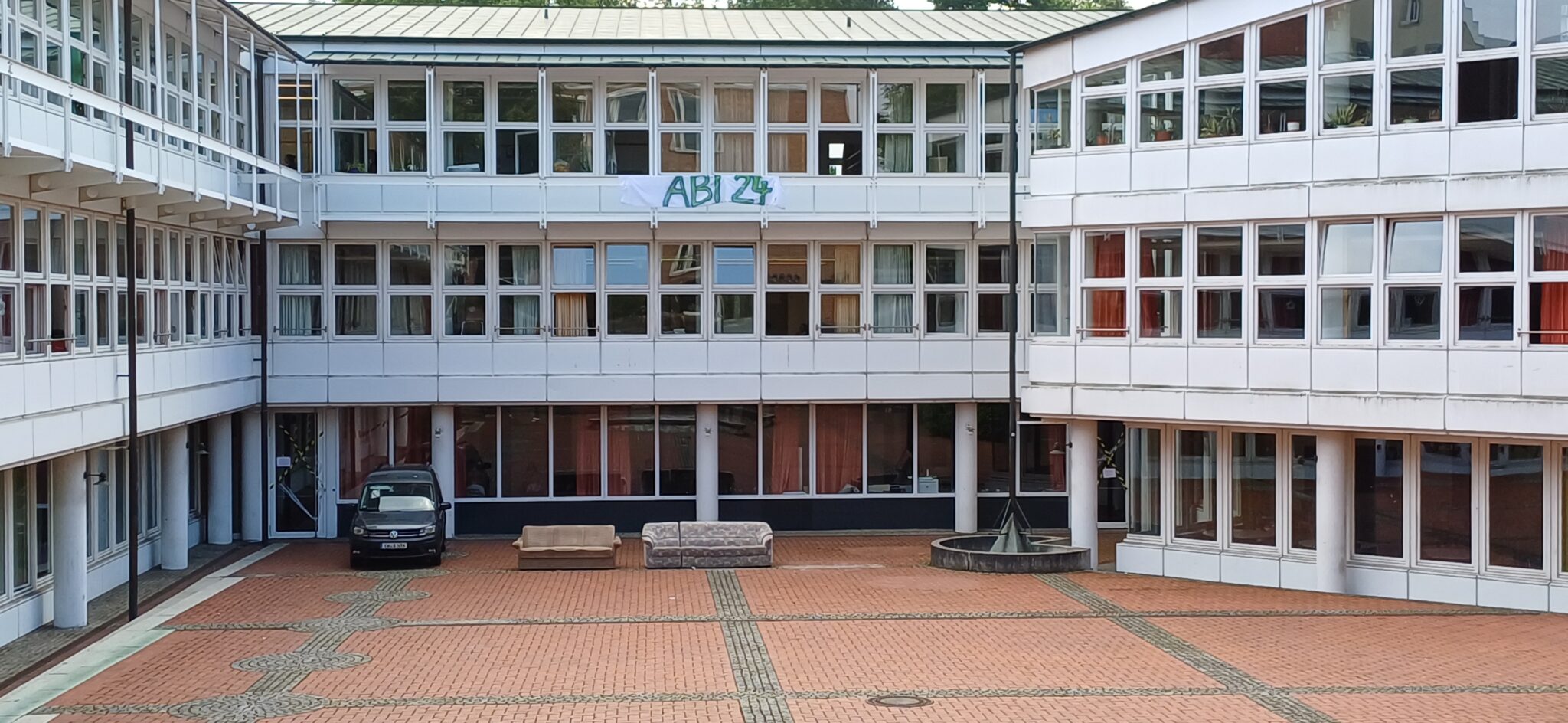 "ABI 24" Banner hängt aus Verwaltungstrakt.
