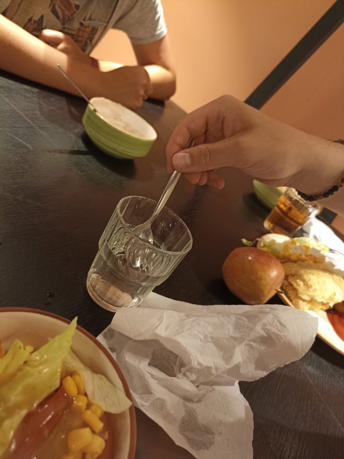 Ein Löffel wird in einem Wasserglas gesäubert