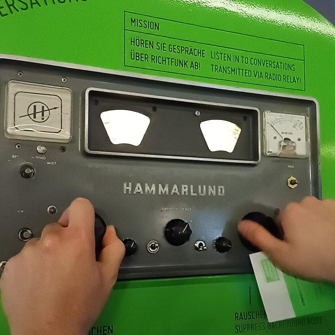 Ein Gerät, um Sprechfunk abzuhören, wird bedient.