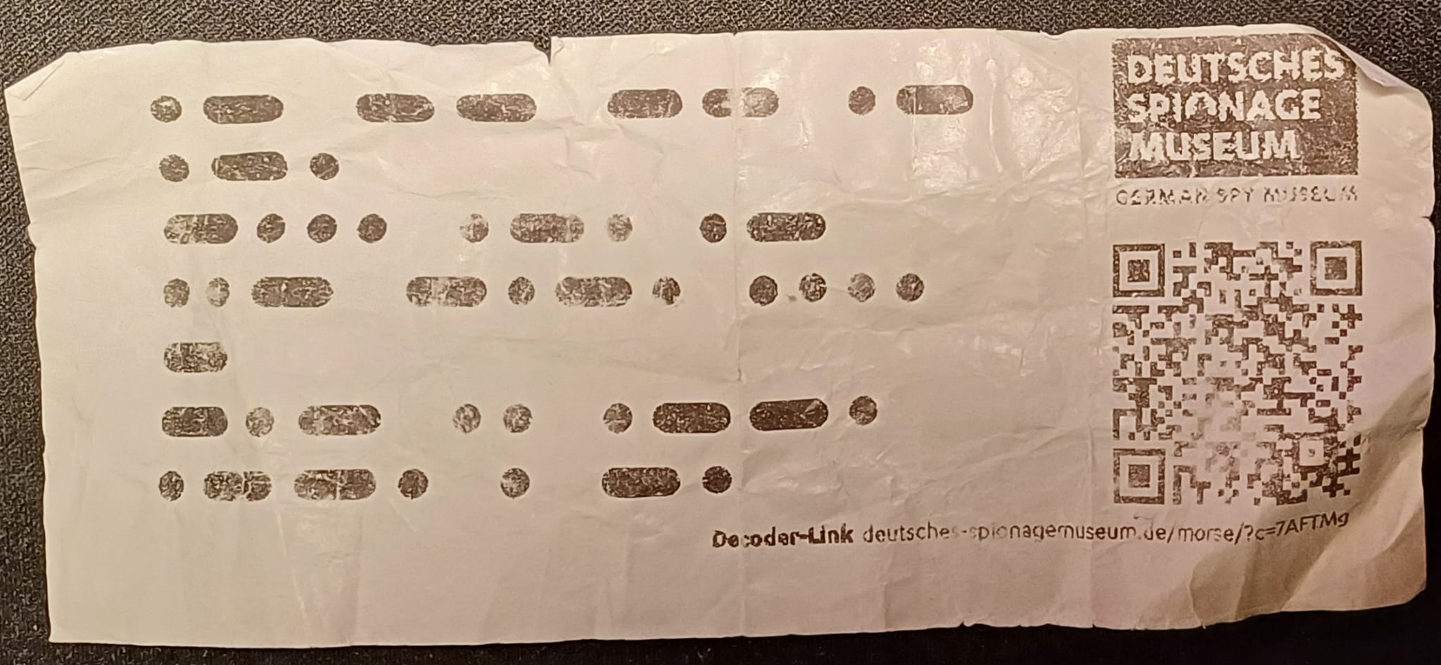 Moresecode mit QR-Code.