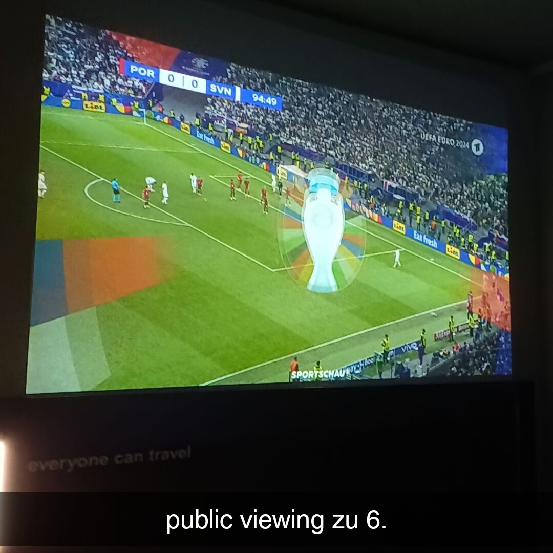 Ein Fußballspiel wird an die Wand projiziert
